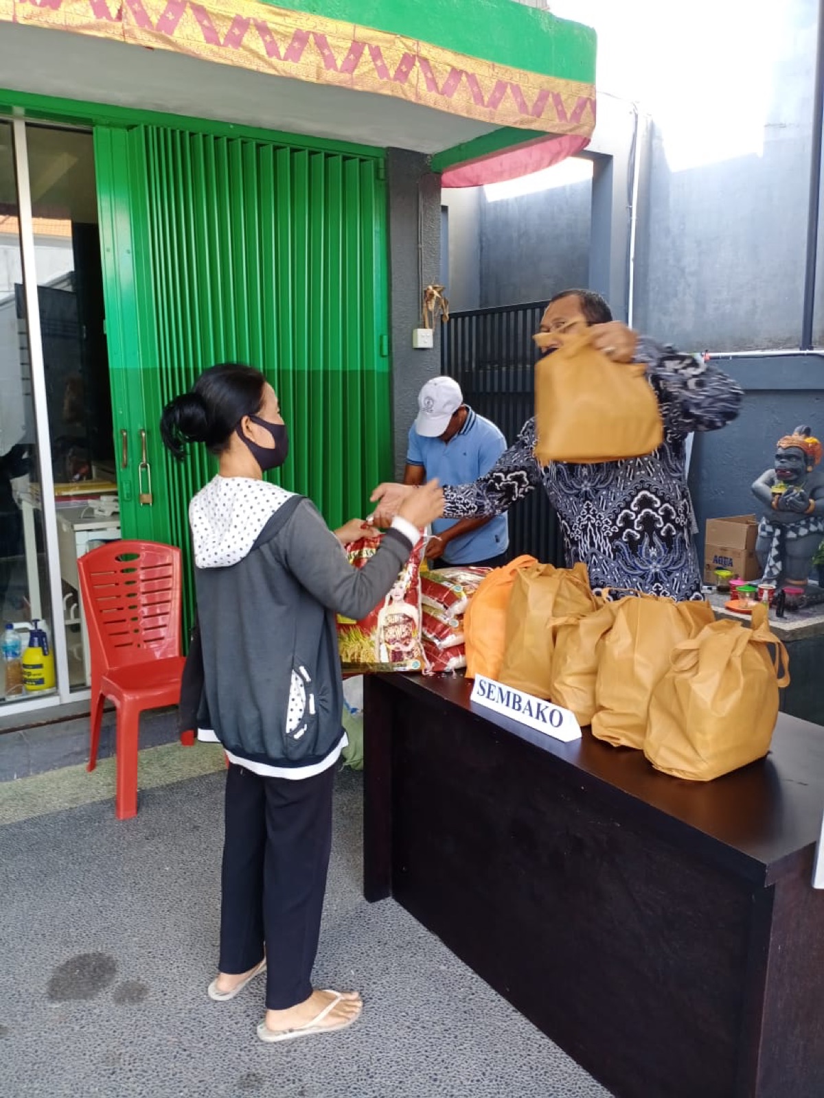 Pembagian Sembako untuk Anggota Koperasi — foto 3